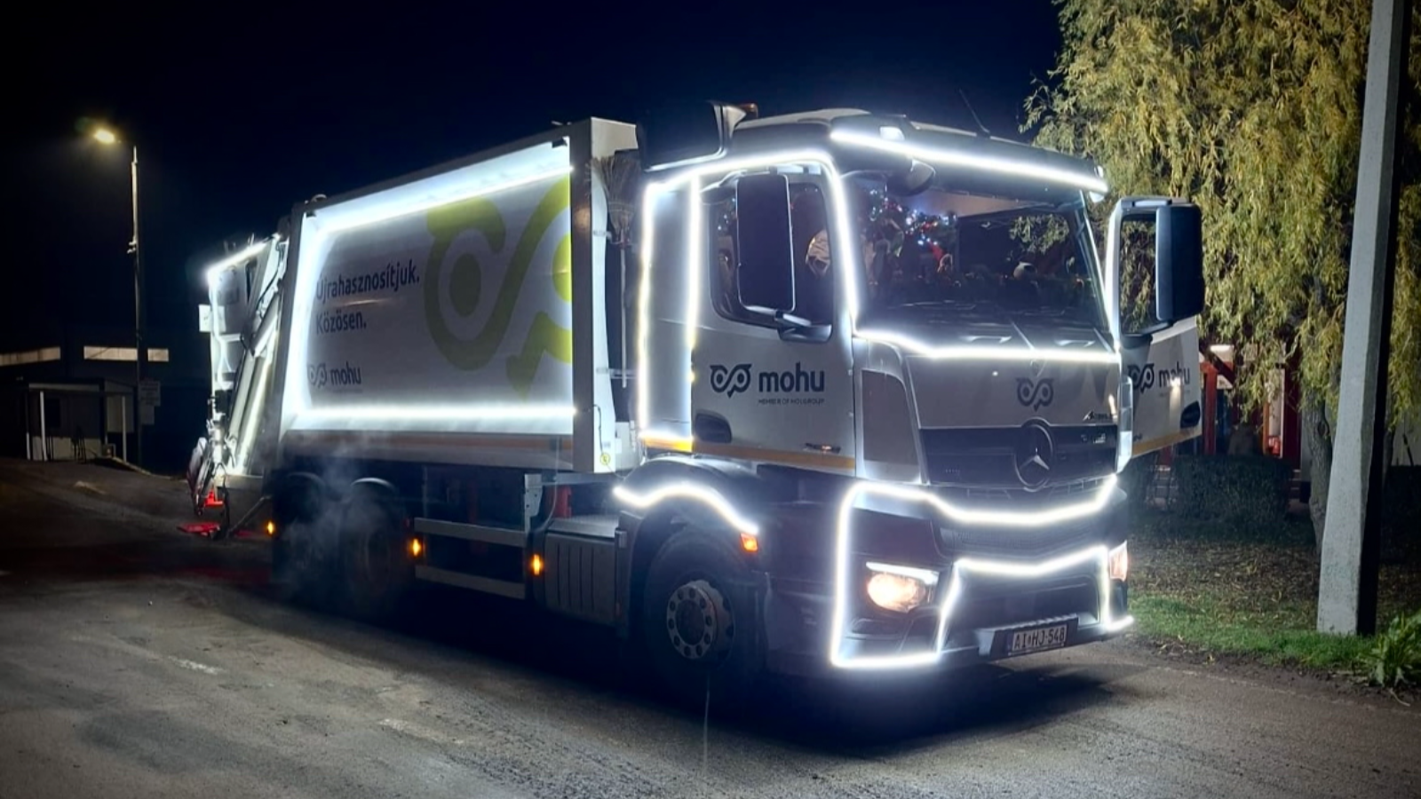 Kivilágított kukásautó